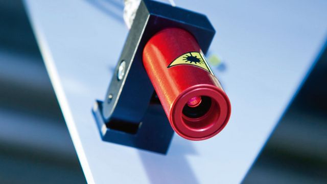 Laserpointer jeweils rechts und links am Bearbeitungskopf