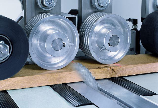 OptiCut 200 Exact Messrad Nummer zwei Bild des eines Holzstücks zwischen den zwei Messrädern der OptiCut 200 Exact