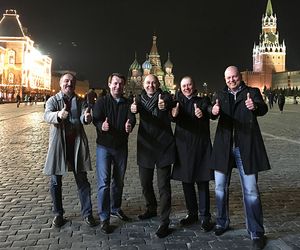 Beste Stimmung in Moskau: WEINIG Vertriebsvorstand Gregor Baumbusch (rechts) und Angara Plus Geschäftsführer Vladimir Kashishin (2. v. l.) freuen sich mit dem Team über die Fortschritte des Projekts
