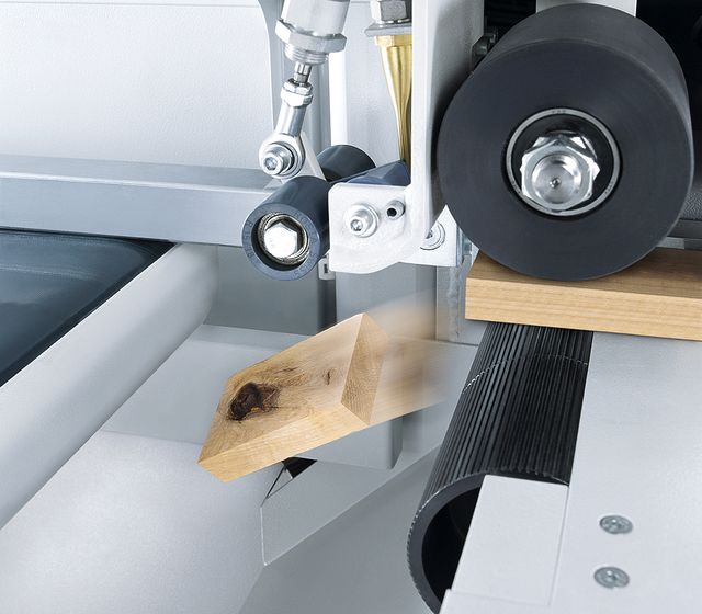Bild des Abfallschachts mit Holz beim Auswurf