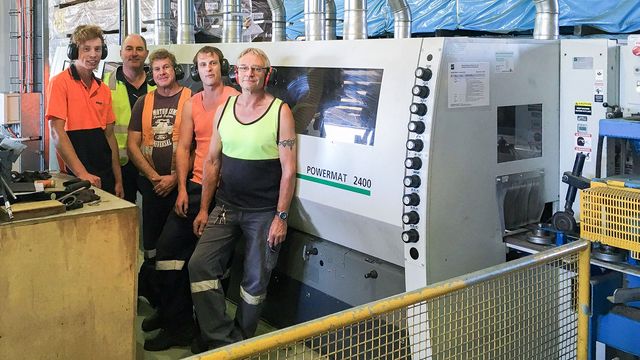 Grüße von Down Under (v.l.n.r.): Justin Williams (Bediener), Shawn Britton (Manager), Jock Dawson (Hobelwerks-Manager), Adam Gale (Bediener) und Wayne Scolyer (Vorarbeiter) Grüße von Down Under (v.l.n.r.): Justin Williams (Bediener), Shawn Britton (Manager), Jock Dawson (Hobelwerks-Manager), Adam Gale (Bediener) und Wayne Scolyer (Vorarbeiter)