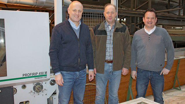 Photo de groupe avec l’objet du test : le directeur Stefan Wyss (au centre) avec Enrico Baier de Raimann (à gauche) et Erik Barmettler de WEINIG HOLZ-HER Suisse