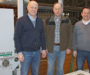 Retrato de grupo con el candidato de prueba: el gerente, Stefan Wyss, (centro) con Enrico Baier de Raimann (izda.) y Erik Barmettler 
de WEINIG HOLZ-HER Suiza