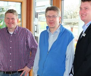 So sieht Zufriedenheit aus: Vater und Sohn Schröder, rechts Marco Olthoff, Assistent der Geschäftsleitung