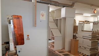 Vertikale CNC Maschine von HOLZ-HER für die Schrankbearbeitung