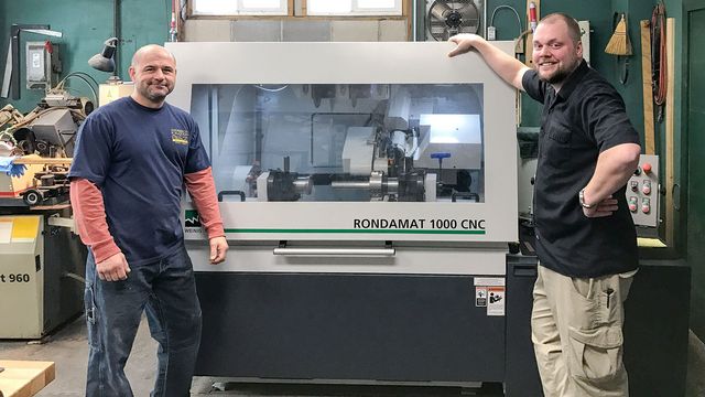 Gute Technik macht gute Laune: James Vincent (links) and Patrick McQuaid vor ihrer neuen CNC-Werkzeugschleifmaschine Gute Technik macht gute Laune: James Vincent (links) and Patrick McQuaid vor ihrer neuen CNC-Werkzeugschleifmaschine
