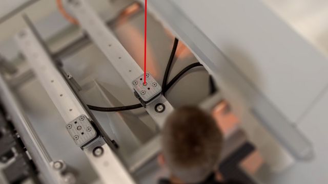 Pointeur laser à droite et à gauche de la tête d'usinage