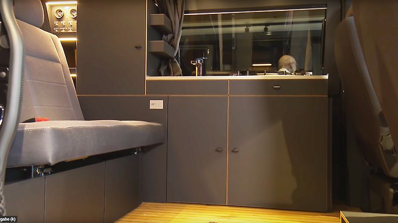 Custom-Bus - VW-Bullys équipés individuellement avec la technologie d'emboîtement